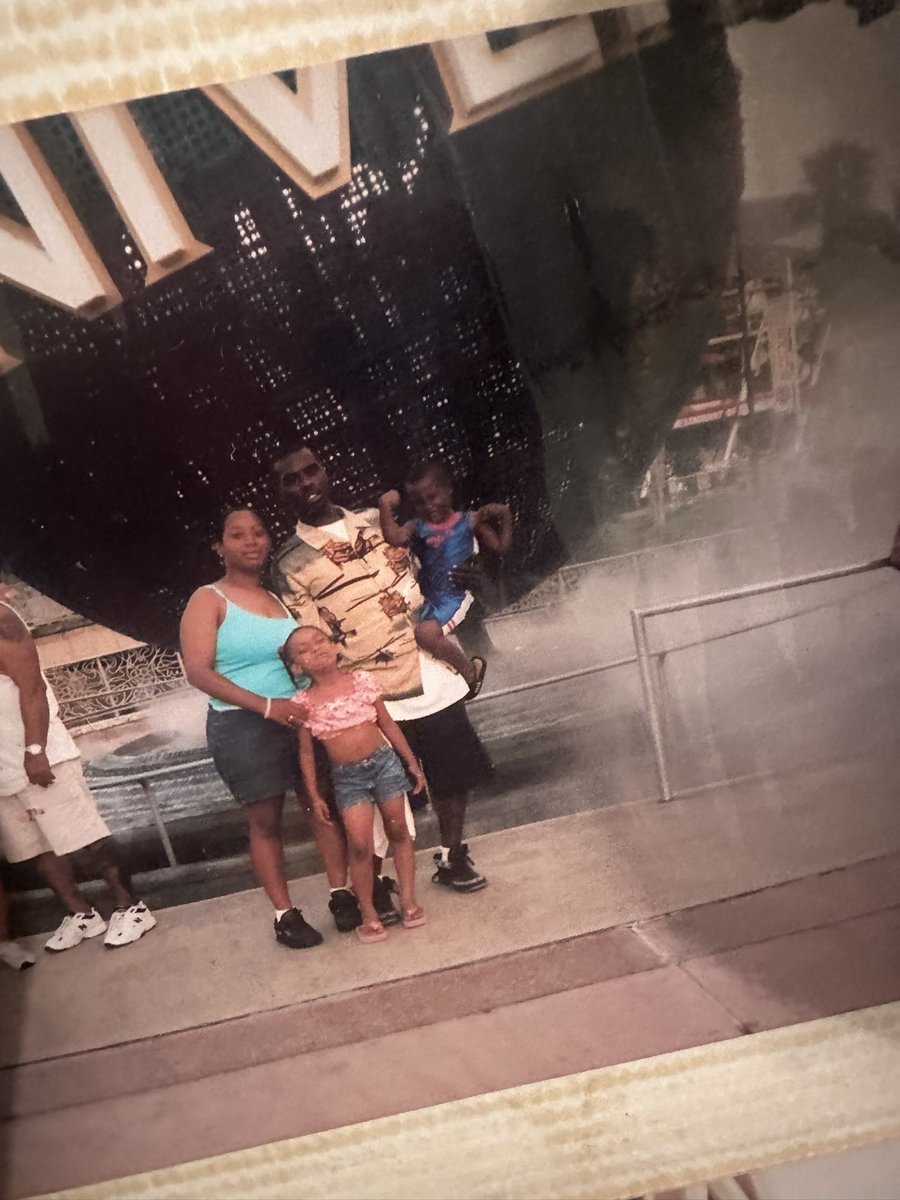 AYEEZIGGY's tweet photo. Rest In Heaven Dad🕊️♥️imma live through your name and forever make you proud you and my moms♥️i just told you i was gonna come see you and this morning i get that call that nobody ever wanna hear🤦🏾i love you pops♥️R.I.P and watch over me forever my guy!!♥️🫶🏾🕊️ https://t.co/lWSeBwaTW2