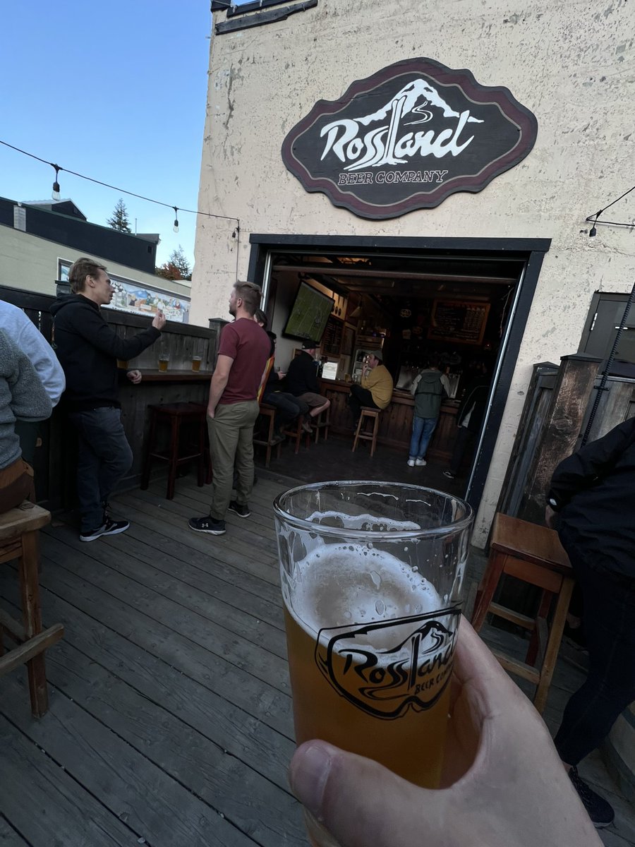 Rosslandのローカルビールでご機嫌ちう…

#rossland #beer #canada #britishcolombia #localbeer #rosslandbeercompany