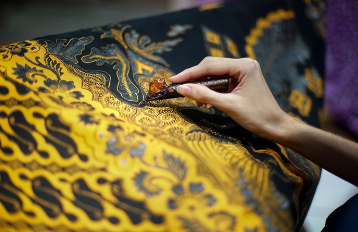 IraKaminsky75's tweet photo. BATIK UNTUK DUNIA. BATIK MILIK INDONESIA. Selamat Hari Batik Nasional.
(Foto: Shutterstock/Raditya). #batik #haribatik https://t.co/zAz05Qf83p