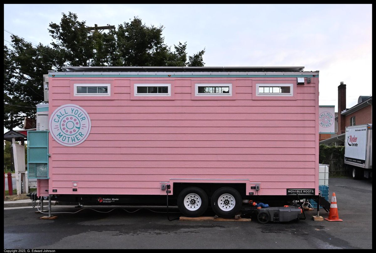 They switched the Call Your Mother trolley in Bethesda for... something else. blog.pagebypagebooks.com/2023/10/the-ne…