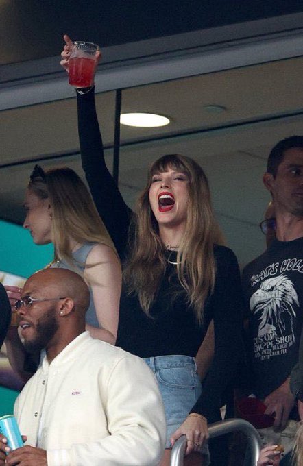 recentedit's tweet photo. Follow everybody that likes/retweets!! 

#footballtaylorsversion https://t.co/K93qWmPu4D