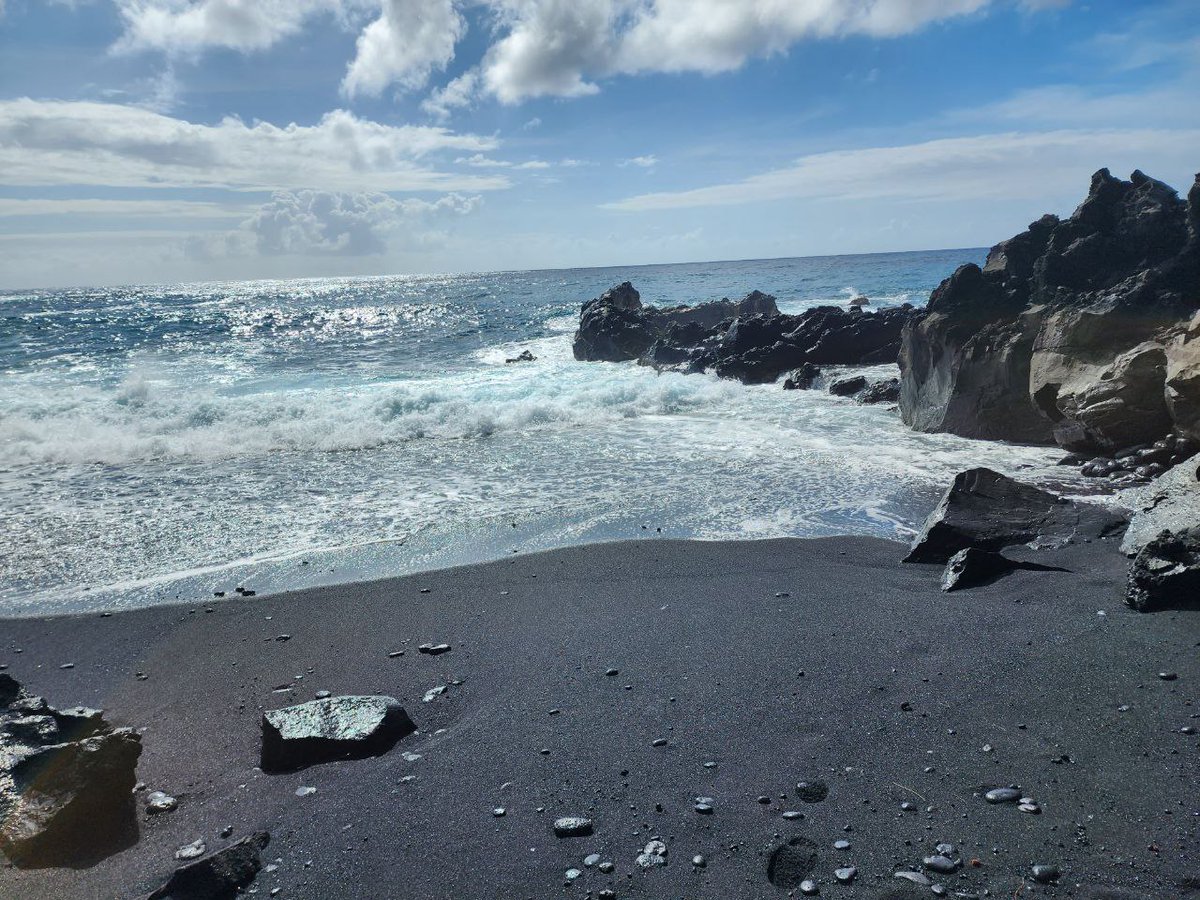 Syrras's tweet photo. It's good to be home from a vacation to Hawaii.  The beaches were amazing! https://t.co/fCljV3cRep