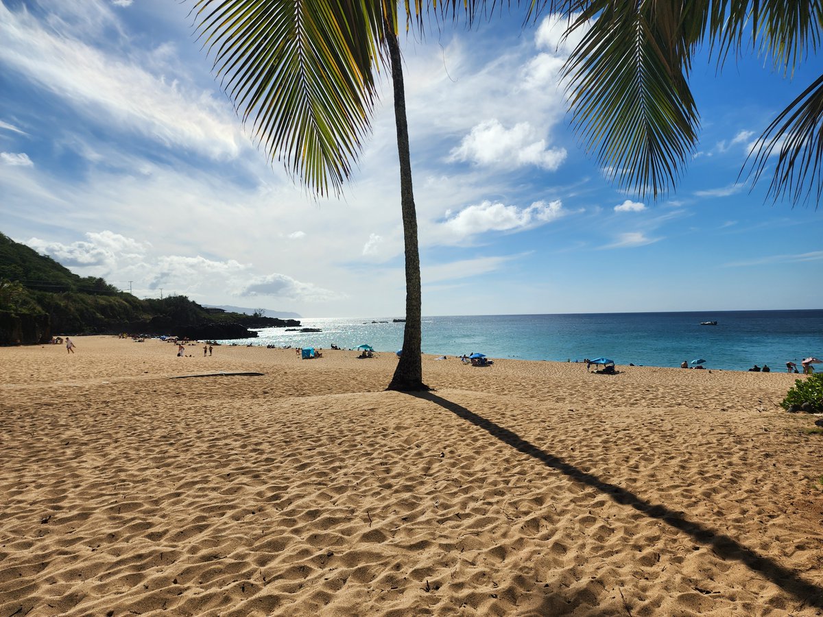 Syrras's tweet photo. It's good to be home from a vacation to Hawaii.  The beaches were amazing! https://t.co/fCljV3cRep