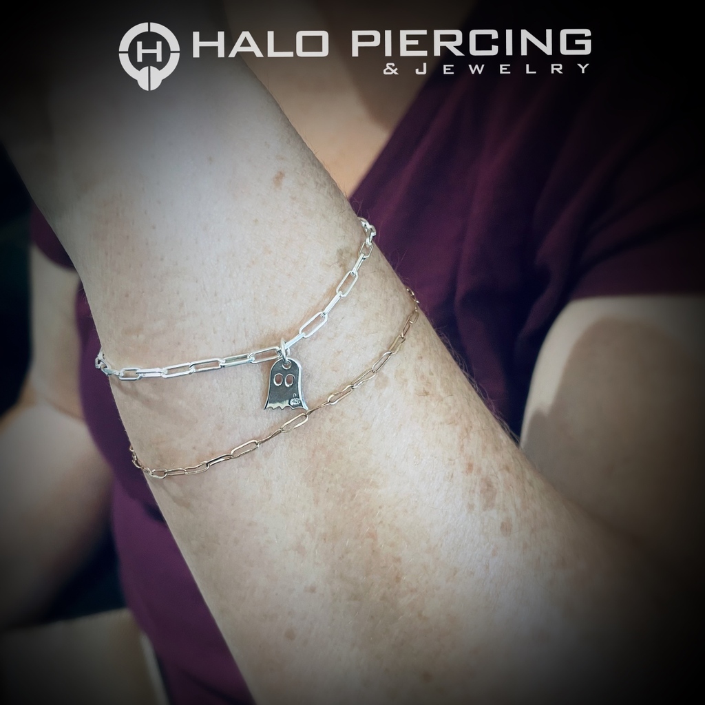 HaloPiercing's tweet image. Little Boo to add some charm to this Halo Forever Bracelet. 
We also have some bats, spiders, and snake charms in stock. 

📖 @ halopiercing.com

#bondedjewlery #LocalAz #Foreverbracelet #infinitybracelet #Eternitybracelet #LocalFirstAz #permanentjewelry