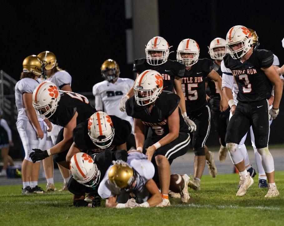 KettleRunFB's tweet image. Mid-season defensive leaders for your unbeaten Cougars!

TKL: @Logan_Eldredge (34)
Solo TKL: @Colton_Quaker (19)
Sacks: @Mason_Hodges04 (3)
TFL: Hodges, Quaker, Eldredge &amp;amp; @Jayden_booth07 (3)
INT: @Sam_Rodgers3, @Jack_Pechin18, X. Diaz, @carterbernatzky (1)

#RollCougs
#FindAWay