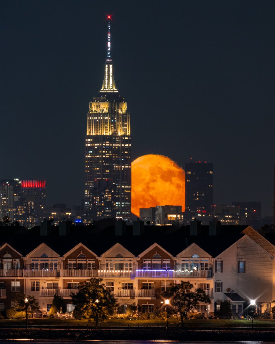 Empire State Building tweet media