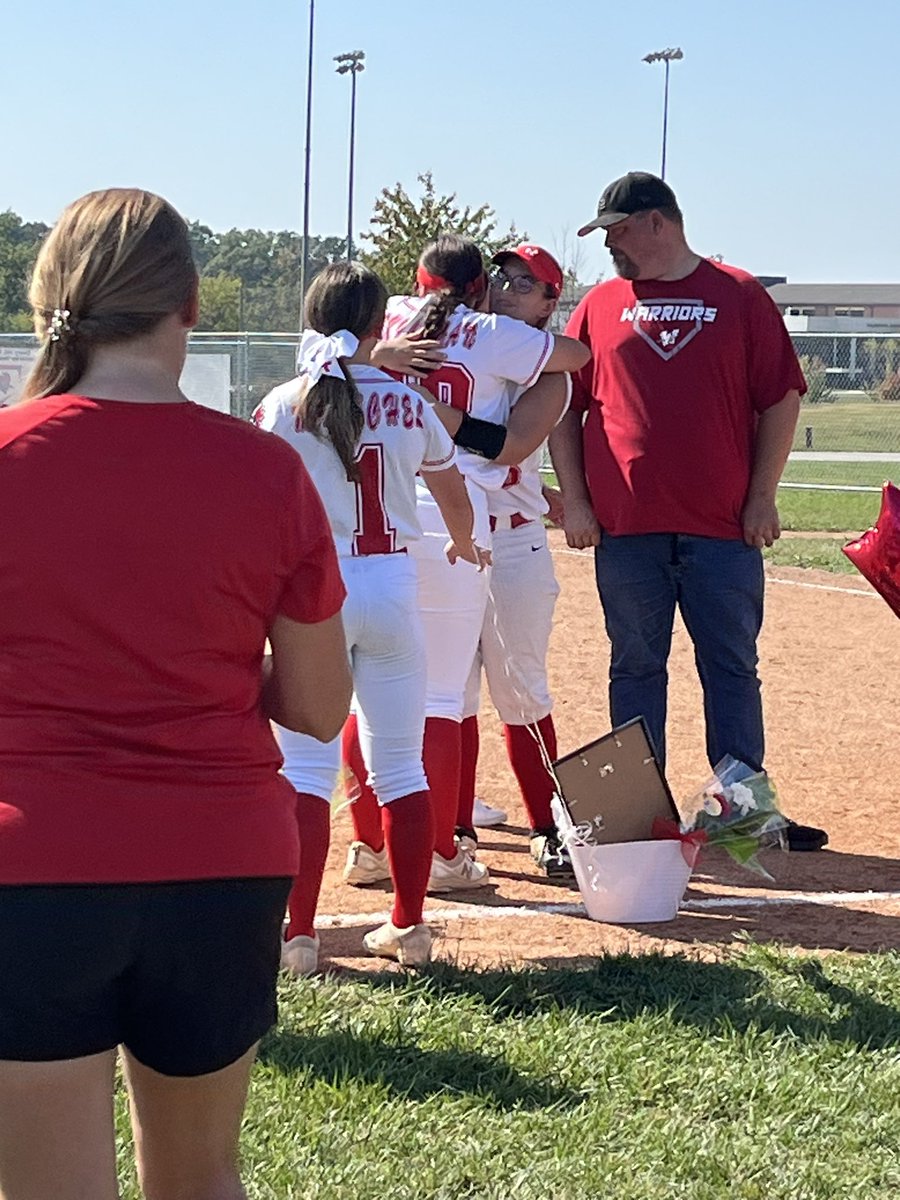Celebrated our 5 seniors yesterday. We got the W, had a great crowd out, and got to show our appreciation for what these young ladies have given this program for the last 4 years. Thanks seniors!
<a href="/SamEskew2024/">Sam Eskew</a> 
@RoseRenshaw2 
<a href="/grace_steinhoff/">grace steinhoff</a> 
<a href="/KylieWitthaus/">Kylie Witthaus</a> 
Maddisyn Hoelscher