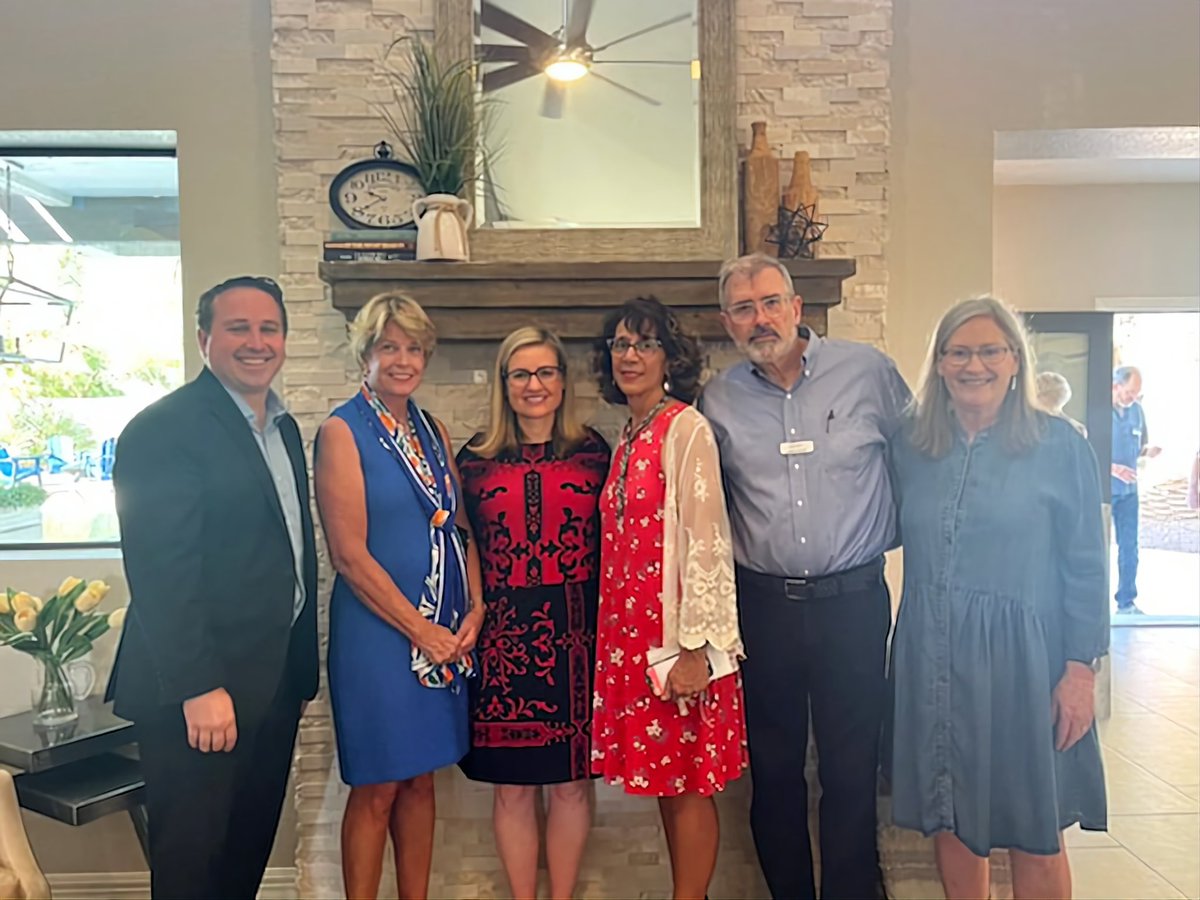 Great event today supporting the @MaricopaDems featuring Phoenix Mayor @KateWGallego. The Mayor is doing amazing things for the city everyone enjoyed hearing about it. It's always a pleasure to get the previous MCDP Chairs together as well! Thank you Mayor!