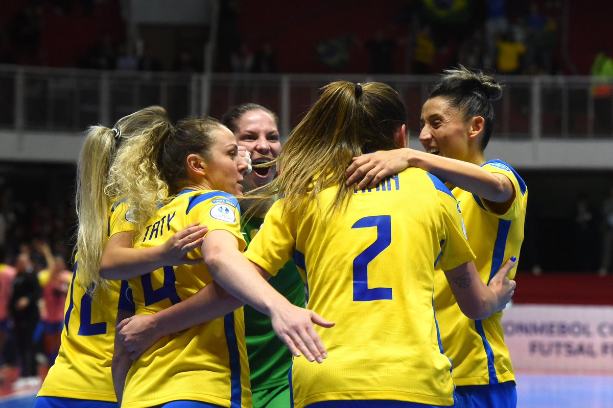 🇧🇷 ¡La felicidad de quienes ganaron por 7️⃣ vez la 
CONMEBOL #CopaAmérica™️ Futsal Femenina! 🏆🫶

#CAFutsalFem #VibraOContinente #VibraElContinente #FútbolFemenino #FútbolPasiónFemenina