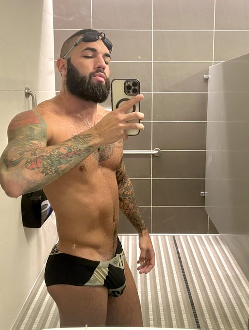 Join me for a swim 🙂 https://t.co/4tFhEjQiWP<a href="/tag/mykonos"class="tags"><span>#mykonos</span></a>