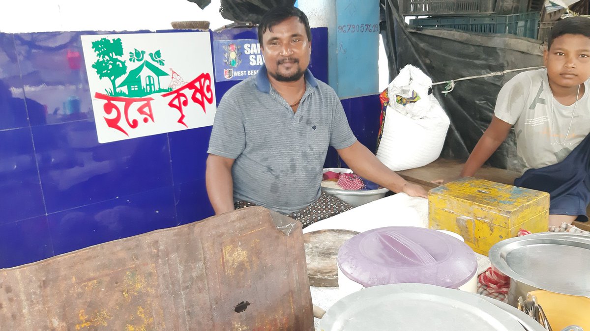 GeoTapaspal's tweet photo. মেয়েরা ফুটপাতে দোকান দিলে স্মার্ট দিদি,আর পুরুষ সেই একই কাজ করলেও স্মার্ট দাদা হয় না,এই সব জেন্ডার biased থিংকিং নিপাত যাক। ফুটপাতের দোকানের আছে লোগো, বলতে চায় আমারো পরিচয় আছে চা-ওয়ালার দেশে।ইনি কালিয়াগঞ্জের *স্মার্ট দাদা* ১০ টাকায় খিচুড়ি দেন এক প্লেট https://t.co/W3SDV7jhlr