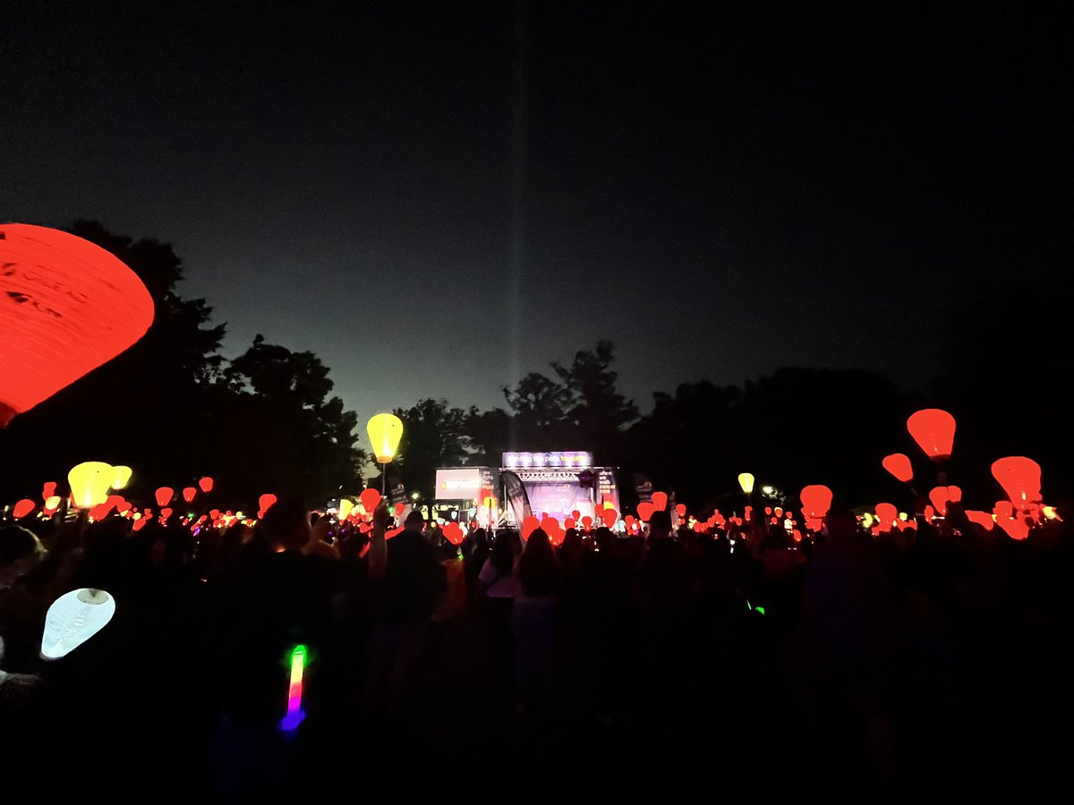 We illuminate the night to honor cancer survivors, to commemorate those who lost their battle, and to kindle hope for a cure ! @LLSusa @CleClinic_PHO @CleClinicKids