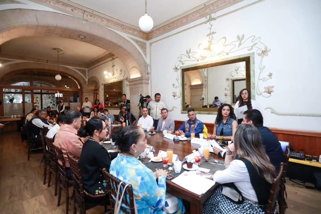Todo mi interés, apoyo y respaldo para elevar a rango Constitucional al TURISMO.
Agradezco la invitación del Senador <a href="/AntonioGC_PRD/">Toño García</a>. Un gusto coincidir con los ediles de #Aporo, #Tzintzuntzan y #Angangueo, con las Diputadas Locales #JulietaGallardo, <a href="/soysamflores/">Samanta Flores</a> y <a href="/DiazChagolla/">Lupita Díaz Chagolla</a>
