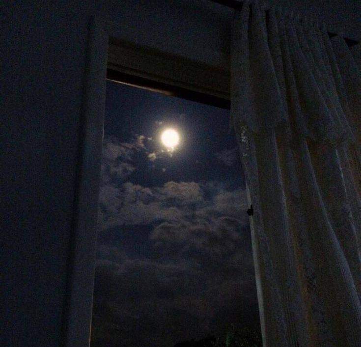 iSweethearts's tweet photo. te dedico la primera luna de octubre.🌛💙 https://t.co/BrgAhCH0xM