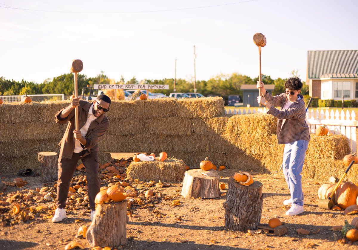 larrian23's tweet photo. Falling for you ๐
#fallpictures #pumpkinpatch #fall https://t.co/HhVq5dFpa6