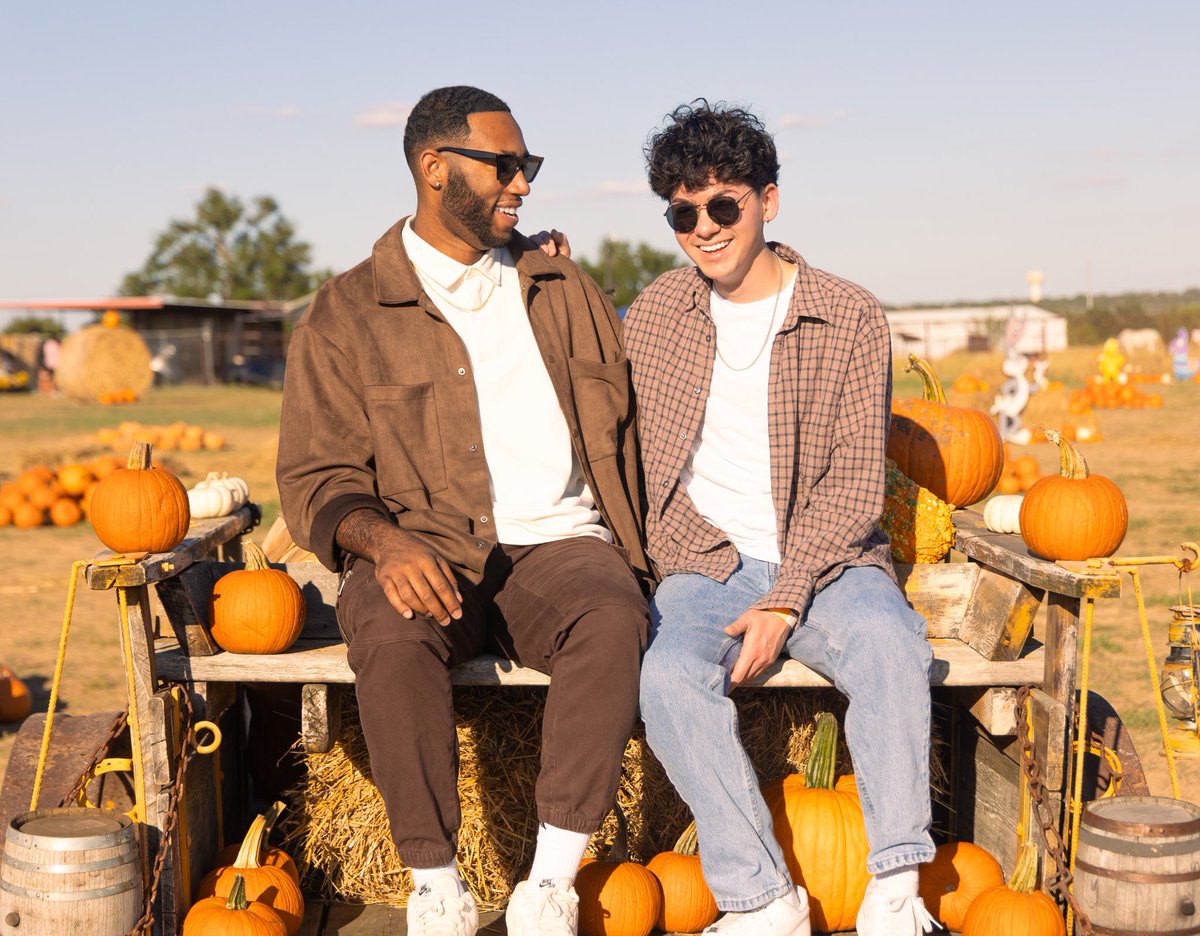larrian23's tweet photo. Falling for you ๐
#fallpictures #pumpkinpatch #fall https://t.co/HhVq5dFpa6