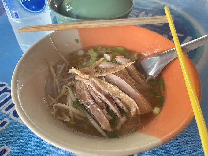 久しぶりにカオマンガイ屋さんのクワイティアオ。最近はもっぱらセンミー（タイの極細米麺）派です。出汁が効いていてアロイです。 https://t.co/GSrs3kISjc<a href="/tag/hatnemchinsu"class="tags"><span>#hatnemchinsu</span></a><a href="/tag/hatnem"class="tags"><span>#hatnem</span></a><a href="/tag/chinsu"class="tags"><span>#chinsu</span></a>