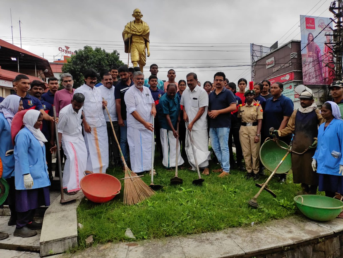 nccmesmaramplly's tweet photo. "Ek Tareekh Ek Ghanta Ek Saath" - Nation's call to endeavour for Swachhata
.
.
.
.
.
.
.
#SwachhataHiSeva 
#SwachhBharat 
#SwachhtaAbhiyan 
#SwachhtaPakhwada 
#SwachhBharatAbhiyan 
#GandhiJayanti2023
#gandhijayanthi
@DefencePROkochi 
@DefencePROTvm
@NCC_KER_LAK_DTE 
@HQ_DG_NCC https://t.co/TNHA17te4q