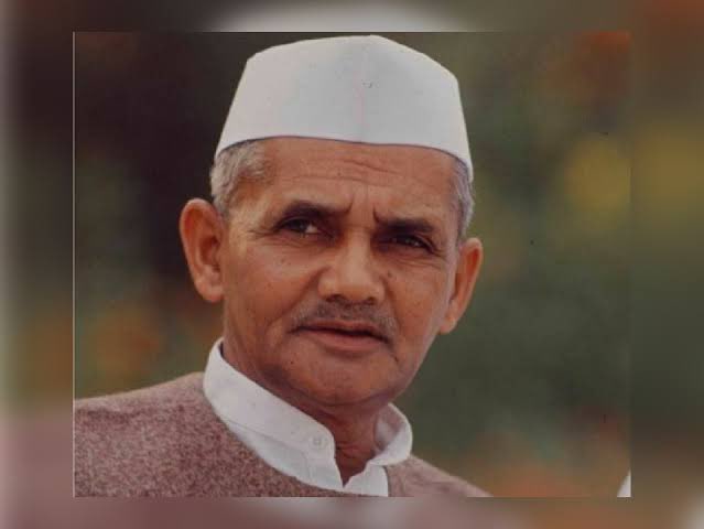ChandanSharmaG's tweet photo. आज लाल बहादुर शास्त्री जी और महात्मा गांधी का जयंती है, मुझे अगर दोनों में से किसी एक को चुनना पड़े तो मैं लाल बहादुर शास्त्री जी के विचारधारा को चुनूंगा

आप सभी किसे ज्यादा पसंद करते हैं?
#नाथूराम_गोडसे_अमर_रहे https://t.co/LzLzZ8tAU4
