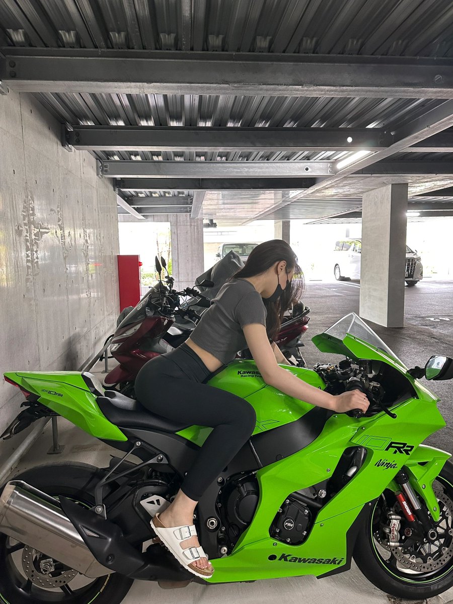 気分がよくないなら悲しい歌を少なく聞いて、空腹になったら自分で食べ物を探して、暗くなることを恐れて電気をつけて、たとえ生活があなたに妨害しても、思わせぶりで自分の大変さを拡大する必要はなくて、現実はこんなに残酷で、何をもって無実を装っています。