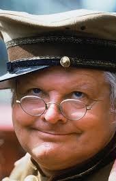 puntoabc's tweet photo. Uno es un veterano  payasesco,  ordinario y desagradable que hace su bizarro show en TV .   El otro es el genial Benny Hill . https://t.co/EIpcPT3XlD