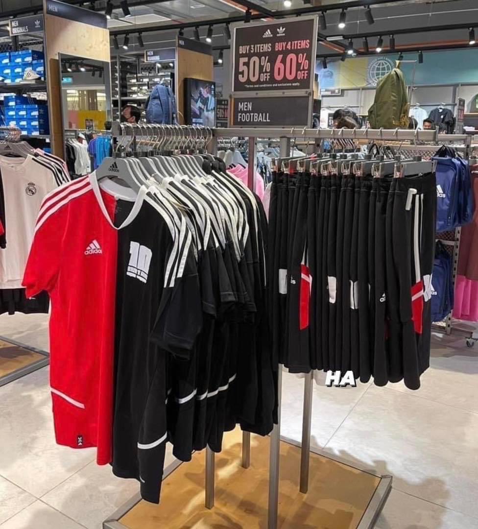 SantaiSini's tweet image. Dah singgah Adidas belum? Bagi yg taktahu, diorg tgh buat sales kaw2 sampai 15 Oktober nanti 😍

kredit x KashonMY 

#santaisini #adidas #promo #menarik #offer #deals #discount #off