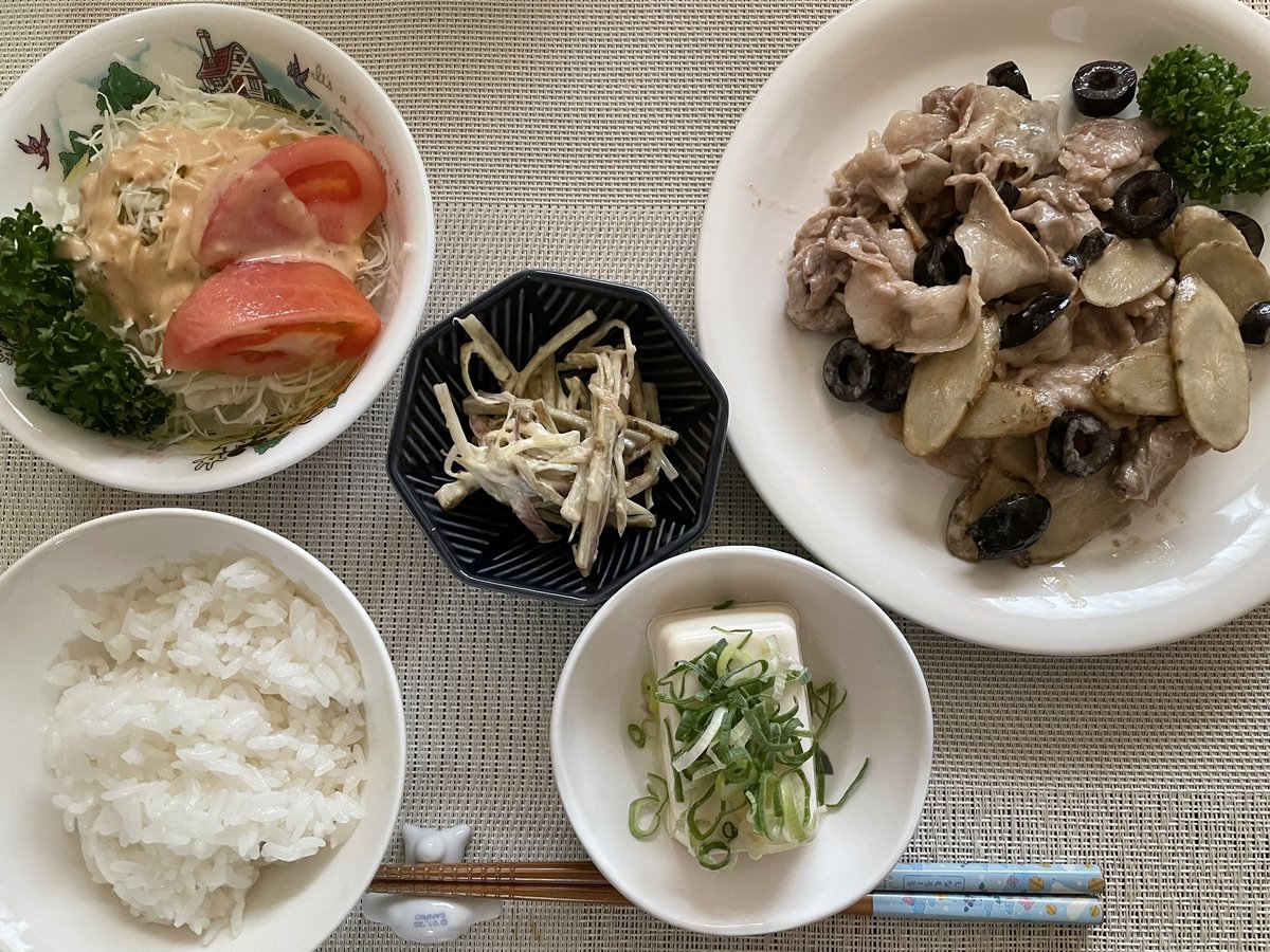今日の昼食🥗豚肉とゴボウのマヨ炒め🍳いただきます🙏🏻😋✨#ブラックオリーブ
