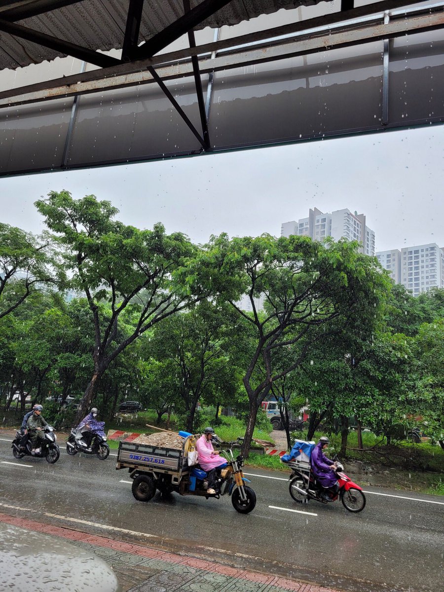 protocdosaigon's tweet image. Sài gòn mưa sáng giờ lạnh quá đi , chắc xin off đi về ngủ cho ấm chứ làm ăn j tầm này ế quá kkkk
