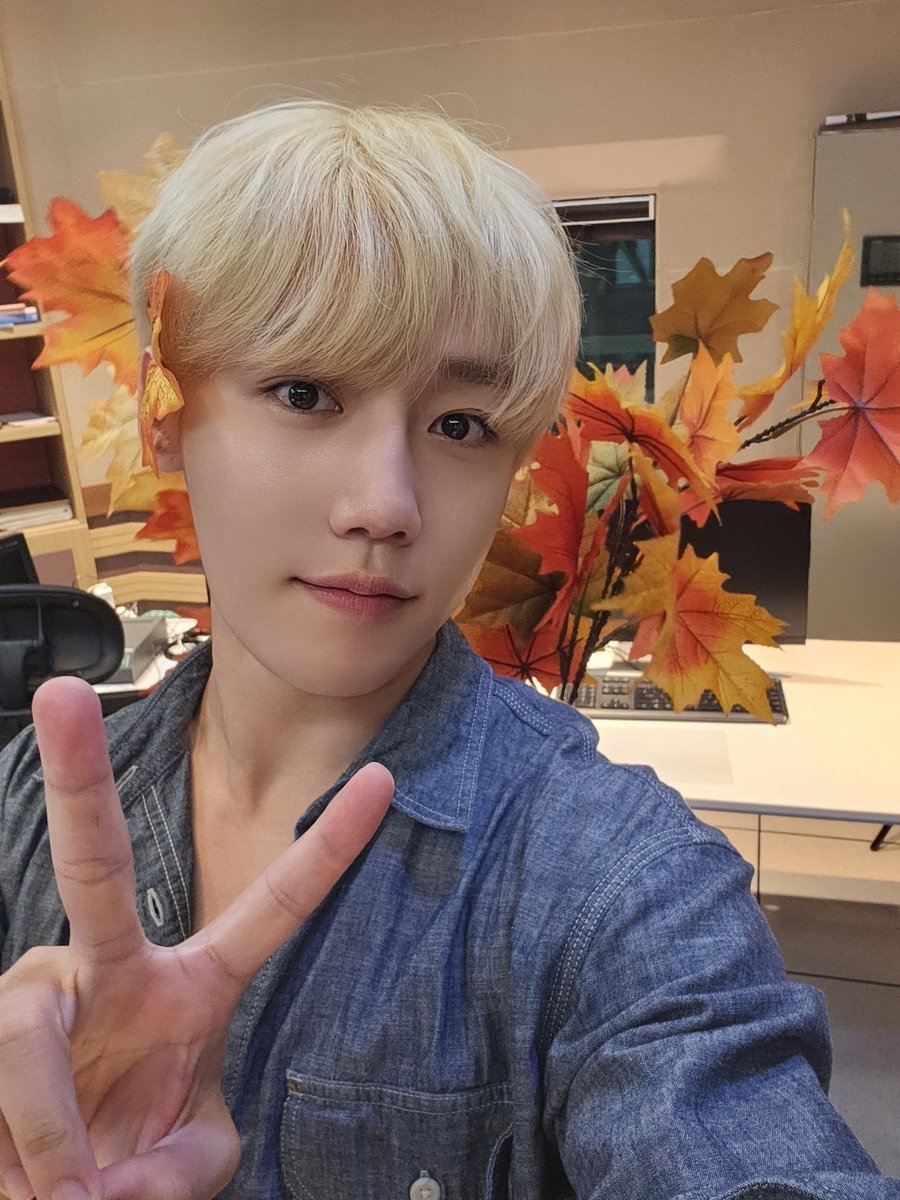 GoldenChild's tweet photo. [💡] #골드니스 여러분!
잠시 후 8:30 PM MBC FM4U #GOT7영재의친한친구
#이장준 이 출연합니다. 

장준이에게서 향이 난다...🫧
니스 취향...💛

#GoldenChild #골든차일드 #GNCD
#LeeJangJun https://t.co/h4LdNp4QLP