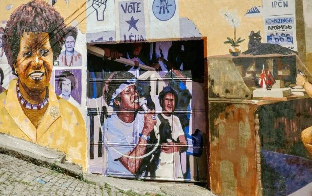FillipeAOA's tweet photo. Nesse fim de semana foi inaugurado no imóvel onde morou Lélia González a placa que marca o local como patrimônio cultural pela sua importância para memória negra. O mural faz parte do projeto incrível @negromuro_  que vem mapeando a memória negra da cidade através da arte urbana https://t.co/GmwklTfFkP