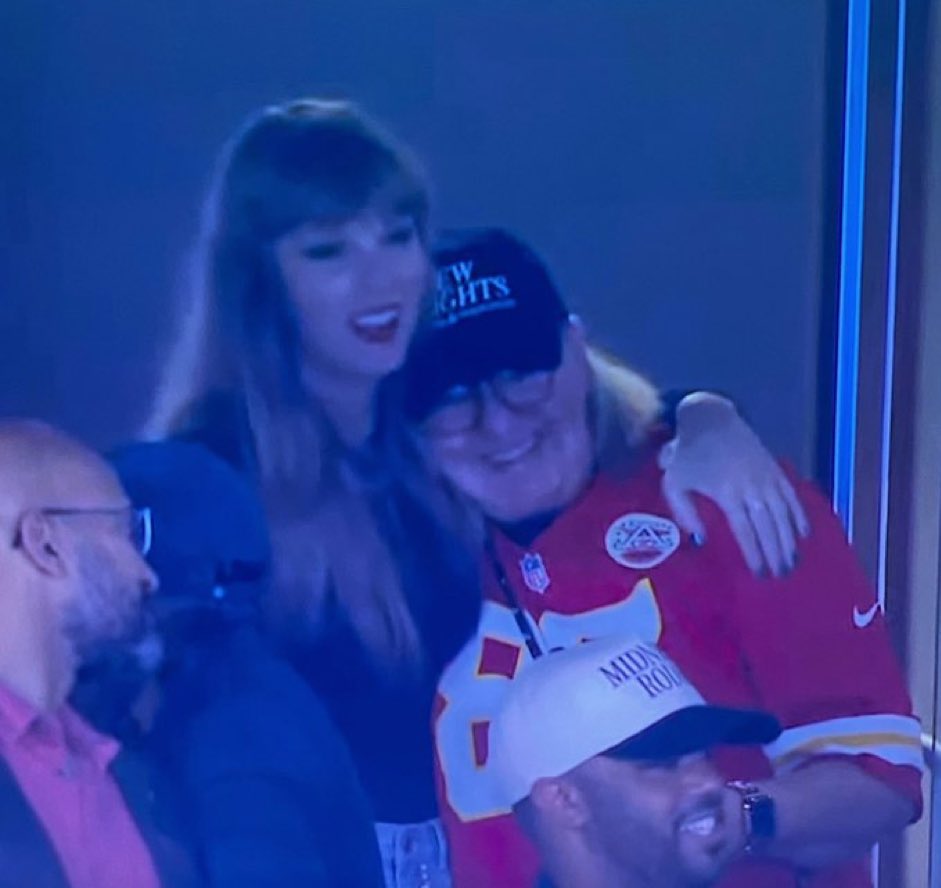 tswifterastour's tweet photo. 🚨| Taylor Swift and Donna Kelce (Travis Kelce’s mother) 💖 https://t.co/pz4wye03vM