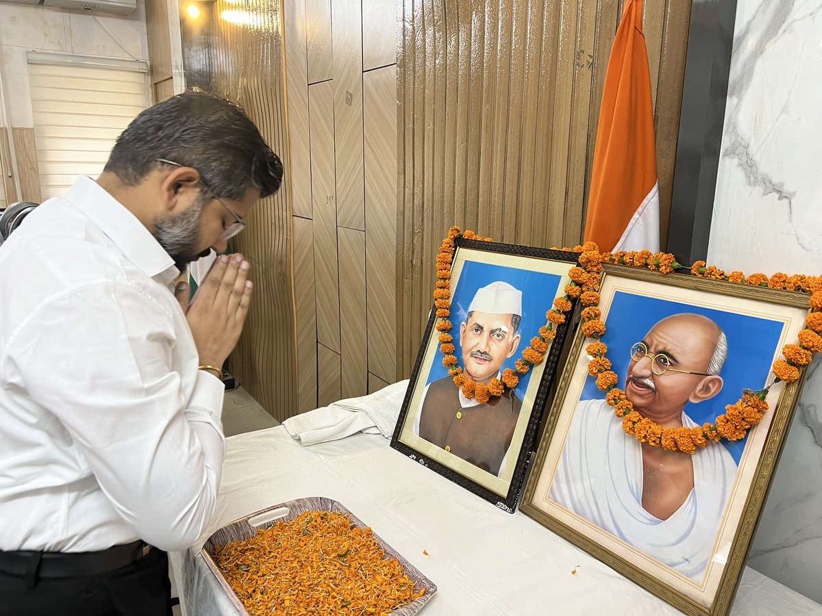 JMRoorkee's tweet photo. 🙏 Remembering two great leaders today - Mahatma Gandhi and Lal Bahadur Shastri. Gandhi's philosophy of nonviolence and Shastri's dedication to serving the nation continue to inspire us. 🇮🇳 Let's strive for peace, truth, and progress in our own lives, honoring their legacies. 🌟 https://t.co/iRChU0qnew