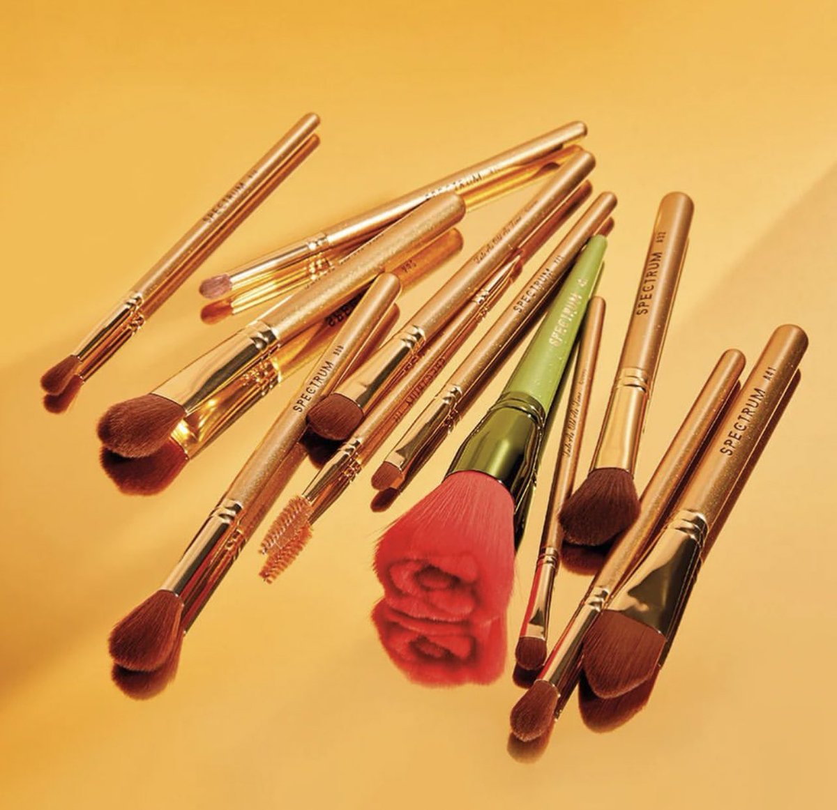 Trendmood's tweet image. #REVEALED🚨 NEW! Collection & Collab #Disney x #spectrumcollections 🫖✨🌹 The Beauty & The Beast 📖
Includes:
🌹 Rose Cloche Storage $75
🕯️ Lumiere Kabuki Make up Brush $38
📖 12 Piece Makeup Brush Set $98
🫖 'Be Our Guest' Makeup Bag Bundle $68 Mirror, brush, makeup sponge and…