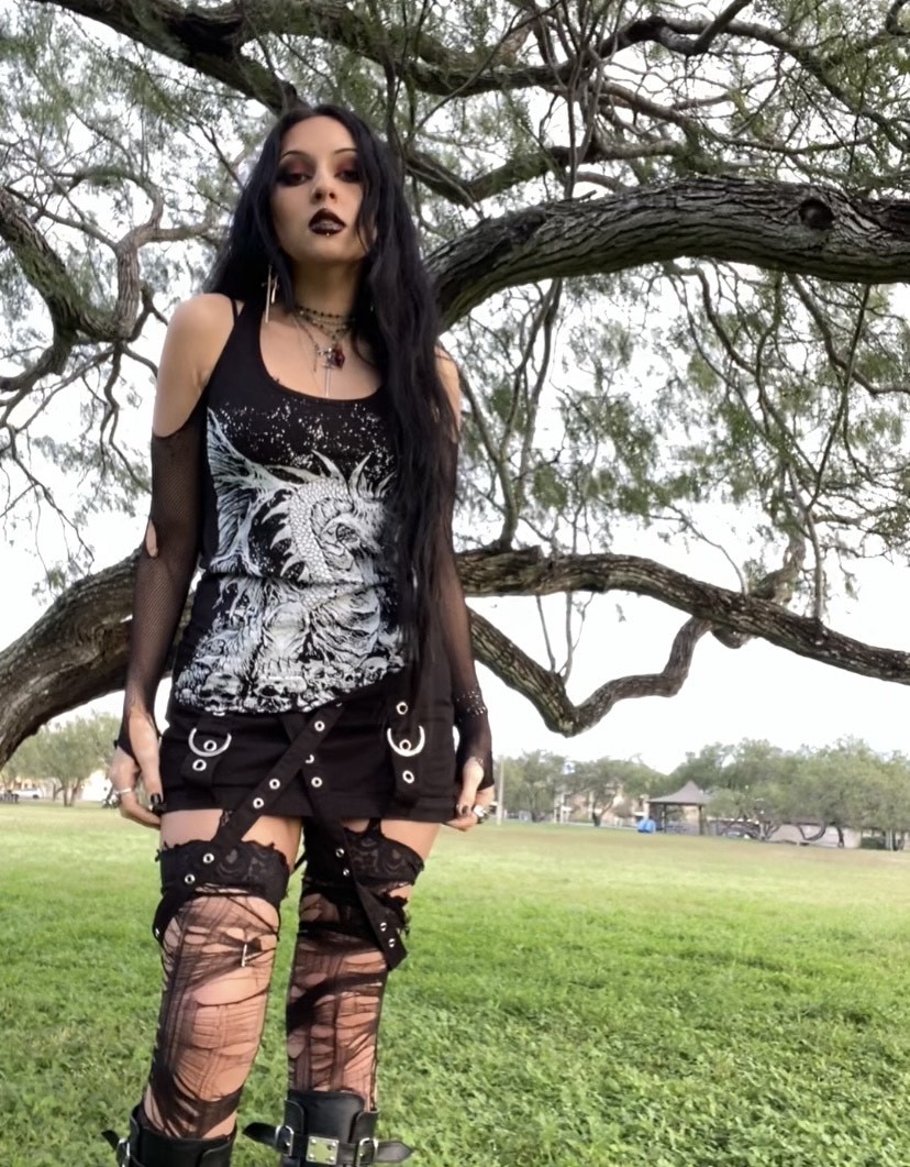 VampireFreaks's tweet photo. The stunning @serans_ rocking our Dragon's Lair Tee !
#GothicFashion #DragonTee #AltStyle #VampireFreaks https://t.co/enGBqs8SO7