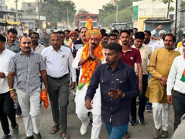 Vishnukhatribjp's tweet photo. बैरसिया विधानसभा चुनाव 2023 में पुनः भाजपा प्रत्याशी घोषित होने पर नजीराबाद में कार्यकर्ताओं ने भव्य स्वागत किया। 

#नजीराबाद #बैरसिया_विधानसभा_149 #vishnukhatribjp https://t.co/o1G8T5zfP6