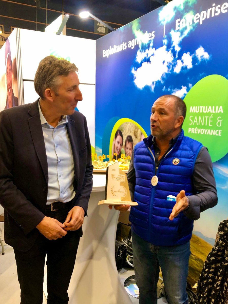 Nous avons eu le plaisir de recevoir un prix au <a href="/SommetElevage/">SOMMET DE L’ÉLEVAGE</a>  en tant que lauréats de l'appel à projets "Mieux se nourrir" de Mécénat <a href="/Mutualia/">Mutualia</a>  Territoires Solidaires, par le président M. Hervy🤝 Merci à <a href="/Mutualia/">Mutualia</a> de nous soutenir dans nos activités de #DonAgricole🥕
<a href="/SOLAAL_/">SOLAAL</a>