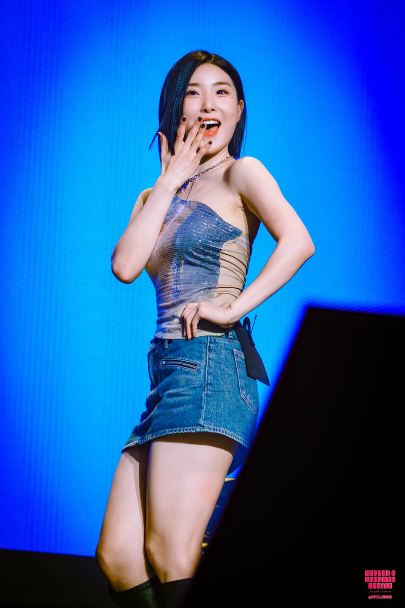RussianBBee's tweet photo. 팬콘에서 눈나들! 행복한 순간이었지만 한여름밤의 꿈을 꾼것같다..그냥 들고 찍을껄... 제지 안하던데 ㅠㅠ 
#BBGIRLS #브브걸 #쁘걸 #브브걸민영 #브브걸유정 #브브걸은지 #브브걸유나 #김민영 #남유정 #홍은지 #이유나 #민영 #유정 #은지 #유나 #MinYeong #YuJeong #EunJi #YuNa https://t.co/R5cWcpvt1G