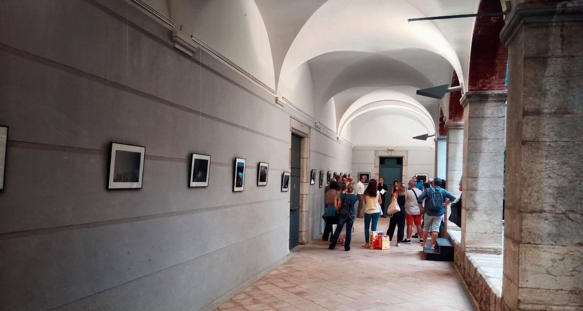 LaMerceGirona's tweet photo. 📸 Visita guiada a l'exposició "Fotoficcions", de la mà de la fotògrafa Mercè Ribera.
📅 Dg. 15.10, 11 h
📍 Claustre de La Mercè
⚙️ #EMA_Gi
🔗 https://t.co/odU8RijsuE https://t.co/uiYo5dQAPk