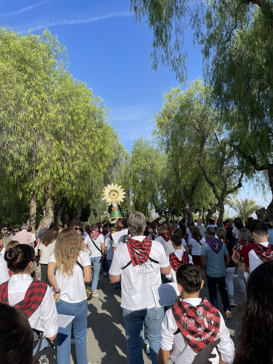 CAUMB's tweet photo. Acompañando a la Pilarica en su tradicional bajada desde el Santuario #RondallaDelViento #CAUMB #Pilarica2023 https://t.co/iu6xQeSwbj