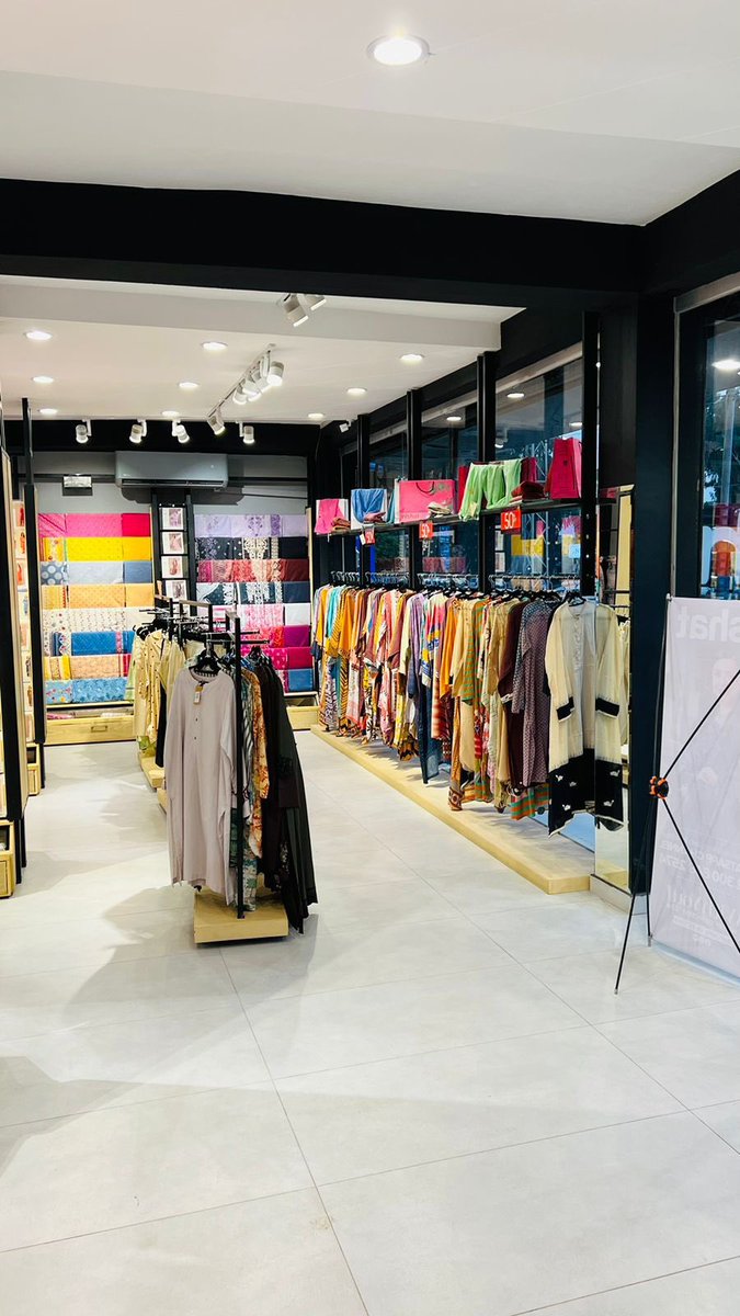 innerart786's tweet photo. Inner Art Interiors inculcating this beautiful outlet of Nishat Linen located @ GT Road Kharian…. Designed being focused on the best aspects helping clients bringing couture out of the closet..!!! 

Contact us | +92 333 4444422 
https://t.co/KwwOiOeLa8 https://t.co/y4BFvoRYGq