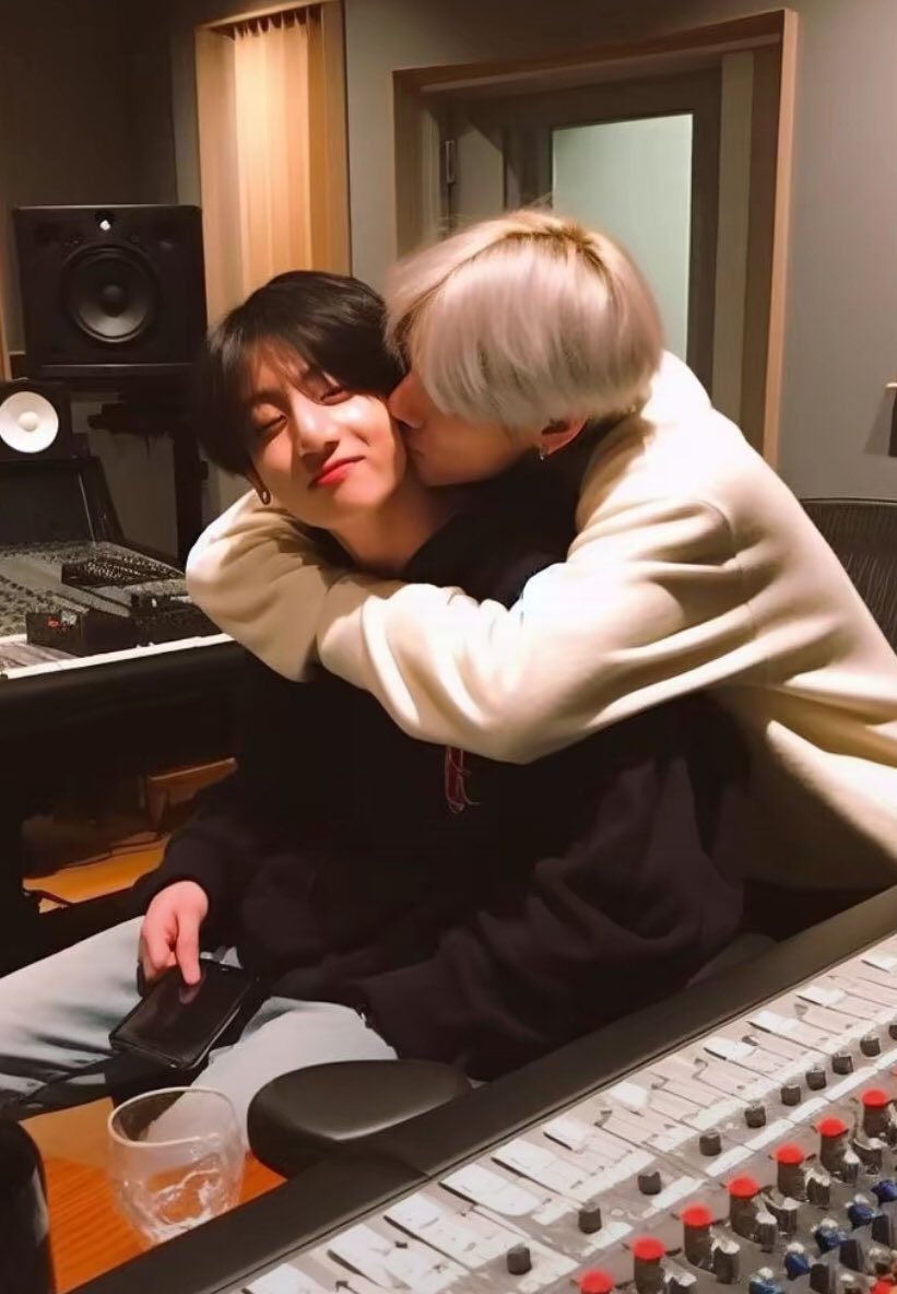 thvjkjkjjk's tweet photo. ❤️‍🩹🤚

#taekook https://t.co/1dcMQNijWu