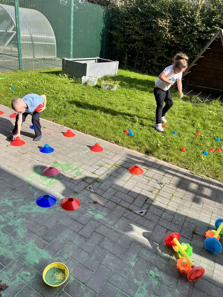 WhitehouseHull's tweet photo. Class Johnson working as a team today to put out the great fire of London in our @CommandoJoes lesson. #classjohnson #whitehousepru #teamwork #commandojos #greatfireoflondon #beatthetimer https://t.co/5AY3hz8mKH