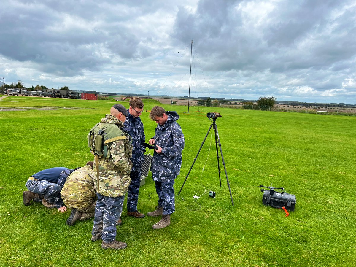 Last week on Salisbury Plain, observing some testing the absolute legends at @TheWelshCavalry were doing whilst playing enemy against @TheRoyalLancers.
New radios, employing UAVs & challenging our established practices & procedures

A genuine pleasure to see professionals at work