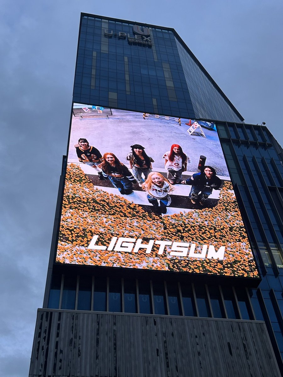 CUBE_LIGHTSUM's tweet photo. [📢] LIGHTSUM 2nd Mini Album [Honey or Spice] 발매 기념 신촌 유플렉스 전광판 및 디지털 포스터 광고 안내

🍯 기간 : ~ 23.10.15 (일) 까지
🔥 장소 : 신촌 유플렉스 전광판 및 지하 연결 통로

SUMIT 여러분의 많은 관심 부탁드립니다! 🐝

#LIGHTSUM #라잇썸
#Honey_or_Spice https://t.co/wQwYgiuI3g