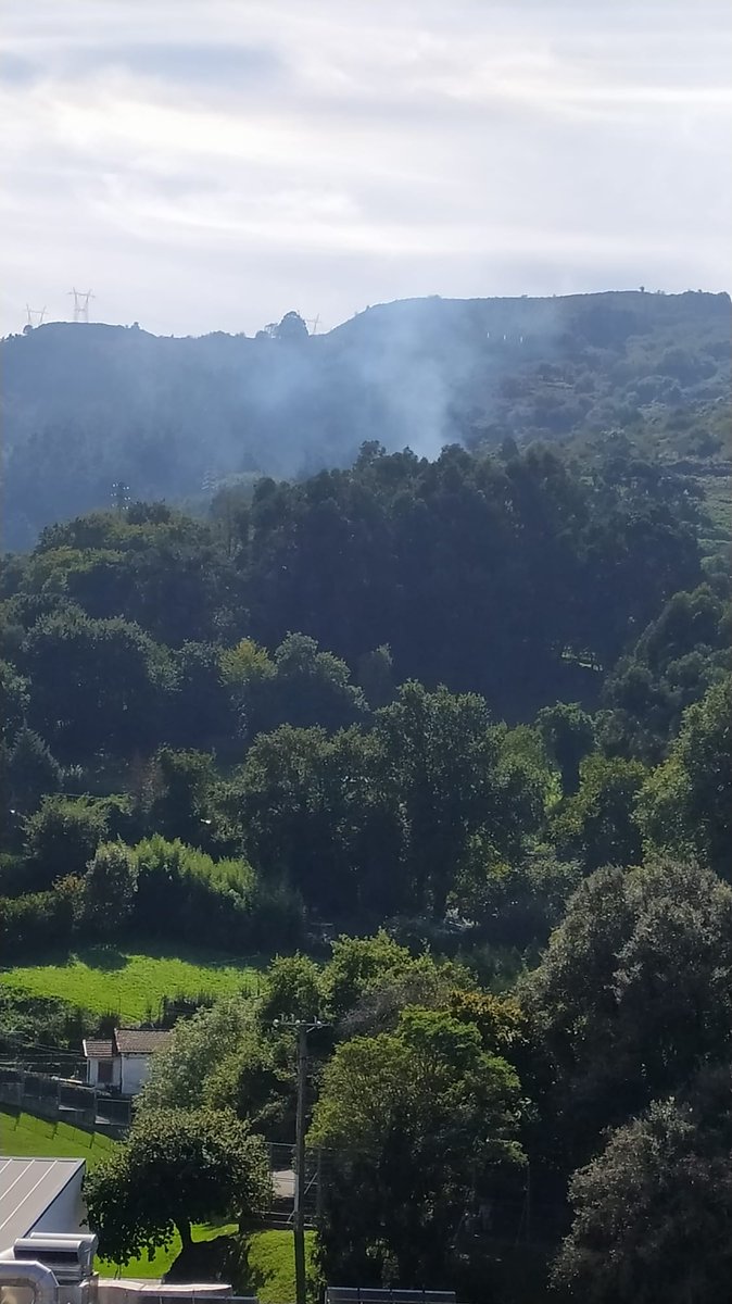 Anamarilopez26's tweet photo. @BomberosBizkaia 
Arratsalde on.
Llevamos desde las 11h. viendo humo en el monte en Trapagaran, cerca de las piscinas y nos preocupa por el calor que hace. Igual sólo es quema de rastrojos, pero por si acaso os avisamos... 

Milesker. https://t.co/tKqPDw6yyu