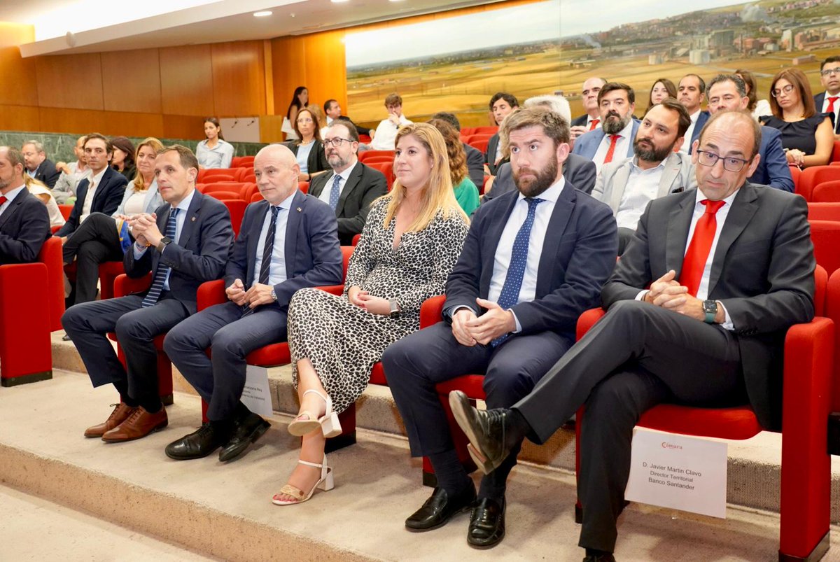 AyuntamientoVLL's tweet photo. La @cam_valladolid hace entrega de los VII #PremiosPYME del año.
El concejal de Hacienda, Personal y Modernización Administrativa, @fblancopaco, entrega el premio Pyme sostenible a @Malena_eMiles.
👋Enhorabuena a todos los galardonados. #pymes #valladolid https://t.co/Aghegy5oTD