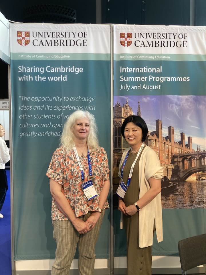 ロッテルダムのEAIE2023大会でケンブリッジ大学夏期口座University of Cambridge International Summer Programmes運営の方々とお話ししました。私自身ここの卒業生でもあるので（2017年に古英語・中英語コース受講）、同窓生！ということで歓迎してもらいました