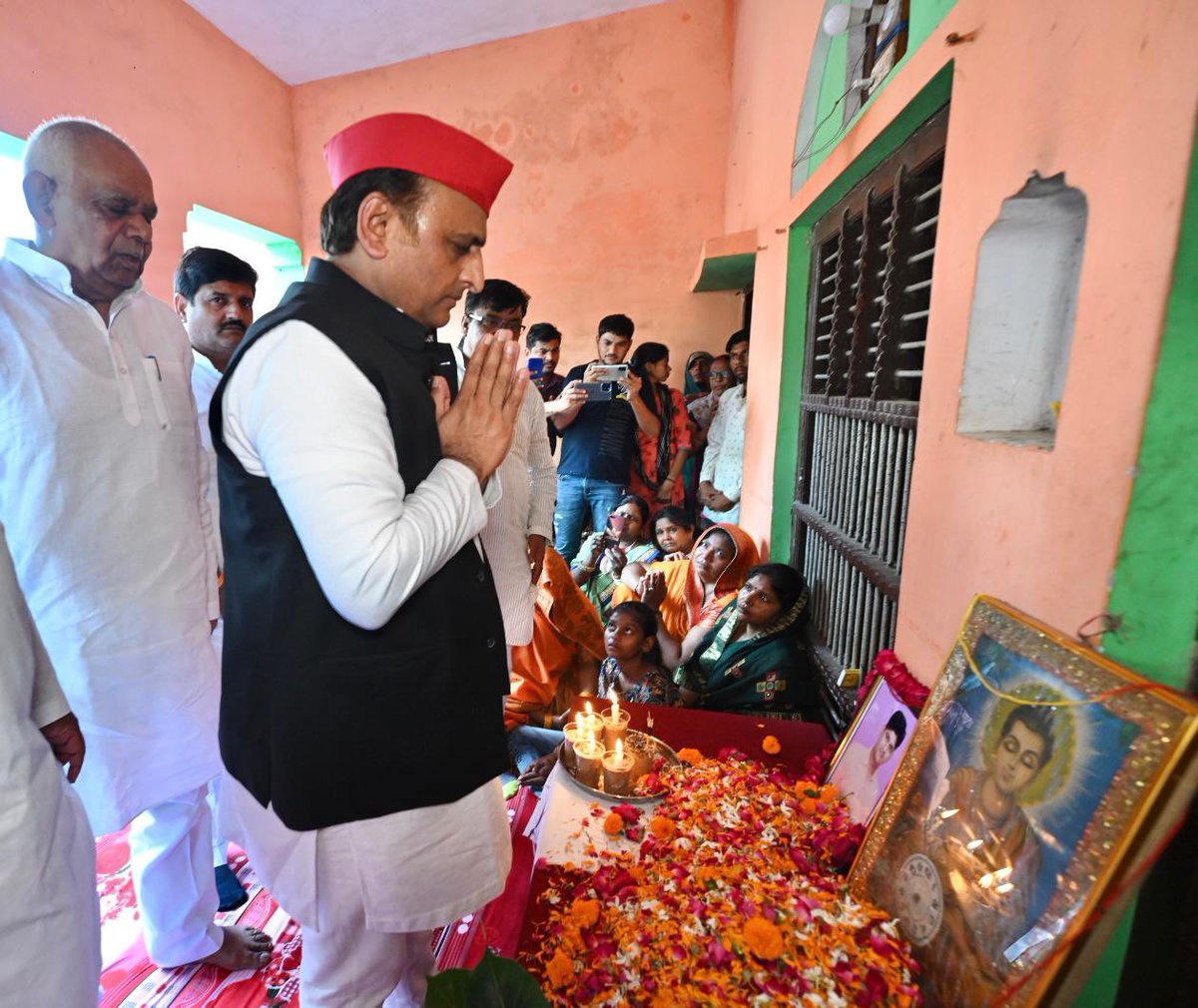 yadavakhilesh's tweet photo. मार्कण्डेय तालाब, करहल में डूबे बच्चों के परिजनों को समाजवादी पार्टी की तरफ से एक-एक लाख की सहायता राशि की घोषणा के साथ ही, भविष्य में ऐसी दुखद दुर्घटनाएं न हों, इसकी सरकार से अपील करते हैं। अगर चेतावनी का सही सूचनापट्ट लगा होता तो ऐसा हादसा टाला जा सकता था। https://t.co/9gwa7oz9pL