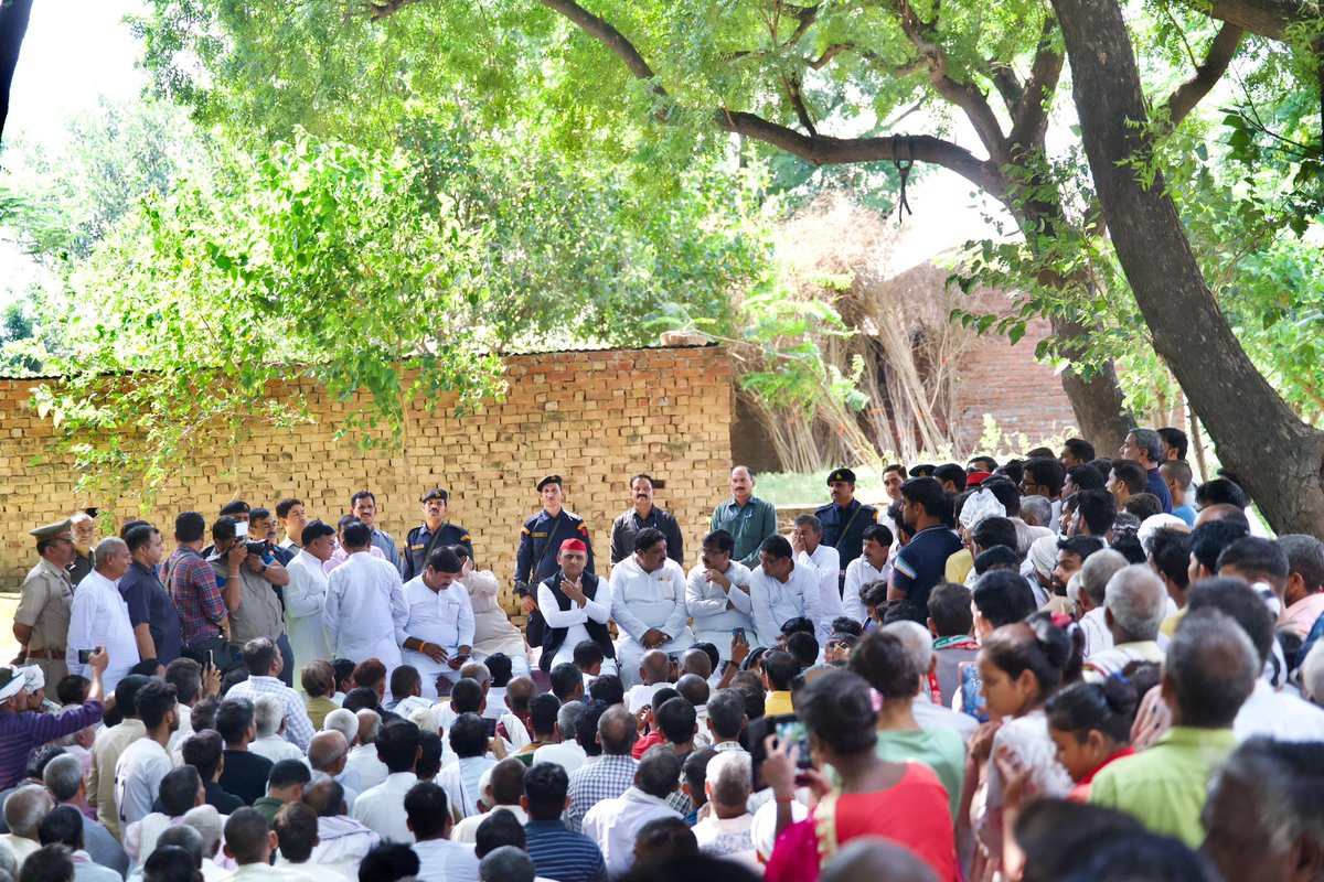 yadavakhilesh's tweet photo. मार्कण्डेय तालाब, करहल में डूबे बच्चों के परिजनों को समाजवादी पार्टी की तरफ से एक-एक लाख की सहायता राशि की घोषणा के साथ ही, भविष्य में ऐसी दुखद दुर्घटनाएं न हों, इसकी सरकार से अपील करते हैं। अगर चेतावनी का सही सूचनापट्ट लगा होता तो ऐसा हादसा टाला जा सकता था। https://t.co/9gwa7oz9pL