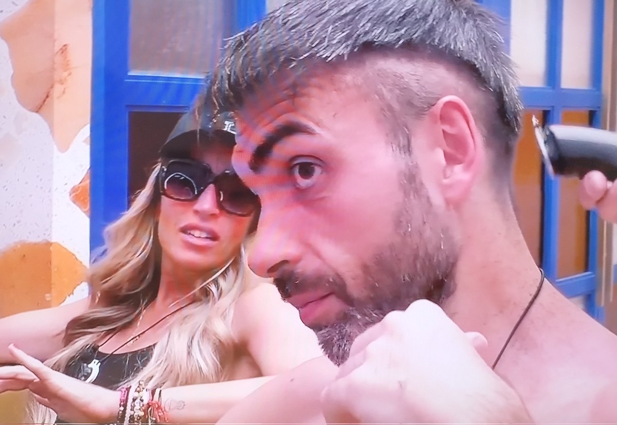 ElMiticoBarbas's tweet image. HOSSSSSSTIA EL CORTAFUEGOS JAJAJAJJAJAJAJAJA

#GHVIP8O